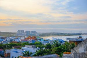 vistas a una ciudad con río y edificios en Eo Gió Có Homestay en Quy Nhon