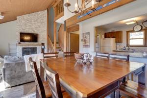 uma sala de jantar e cozinha com uma grande mesa de madeira em Charming Townhome - Walk to Greek Peak Mountain! em Cortland