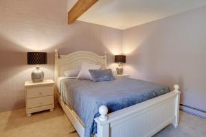 una camera con un letto bianco e due lampade di Charming Townhome - Walk to Greek Peak Mountain! a Cortland