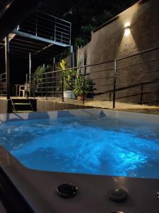 a hot tub with blue water in front of a building at SAN FELIPE CASA QUINTA in Ibagué