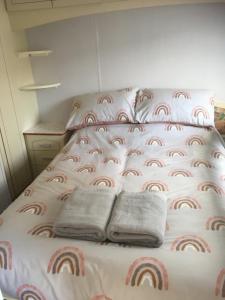 uma cama com duas toalhas num quarto em The Caravan at Loggans Lodge em Hayle