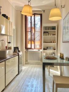 uma grande cozinha com uma mesa e uma janela em Residenza della Corticella em Verona