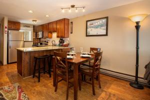 Kuchyň nebo kuchyňský kout v ubytování Beaver Village Unit #0211