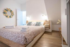 um quarto com uma cama e um espelho na parede em Light Garden em Taormina