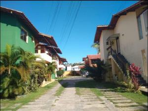 una calle vacía en un pueblo con casas en Apartamento próximo Arena Axé Moi, en Porto Seguro