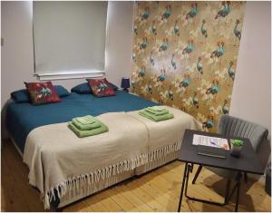 um quarto com 2 camas com toalhas verdes em Flanders Fields em Dingwall