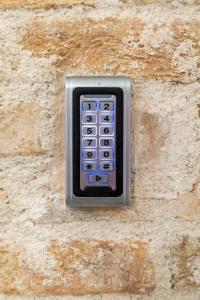 um controlo remoto está ligado a uma parede de pedra em Luxury rooms Prestige Palace em Split