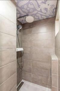La salle de bains est pourvue d'une douche au plafond. dans l'établissement Luxury rooms Prestige Palace, à Split