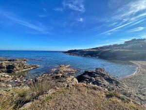 a view of the ocean from a rocky shore at Hôtel Les Calanques in Les Issambres