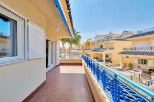 Un balcón con barandilla azul y vista a la ciudad. en Casa en playa con piscina Novamar, en Santa Pola