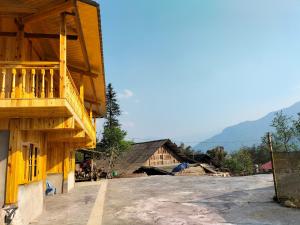 un edificio de madera con un balcón en un lateral. en Sapa Shalom Homestay en Sa Pa