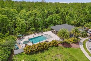 einen Blick über einen Pool im Hof in der Unterkunft 4 Bedrooms- 3,5 Bathrooms- Le Reve 4428 Lr in Kissimmee