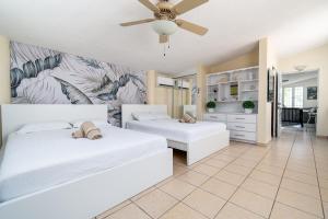 Postel nebo postele na pokoji v ubytování Casamares Private Room Solario with Pool and Barbecue 5 min to Boqueron and Beaches
