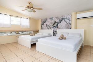 Postel nebo postele na pokoji v ubytování Casamares Private Room Solario with Pool and Barbecue 5 min to Boqueron and Beaches + 32 fotografií