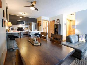 Kuchyň nebo kuchyňský kout v ubytování Silverado I Building B Unit 204