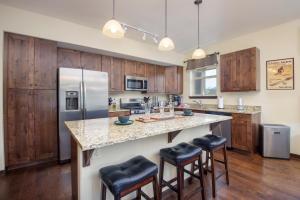 Η κουζίνα ή μικρή κουζίνα στο Trailhead Lodges Building 101 Unit 131 +23 φωτογραφίες