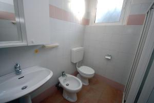 リニャーノ・サッビアドーロにあるVillaggio Lauraのバスルーム(トイレ、洗面台付)