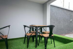 阿布賈的住宿－Phoenix Luxury Apartments，绿色地毯上的一张桌子和四把椅子
