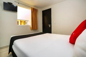 เตียงในห้องที่ Capital O Hotel Victoria Morelia