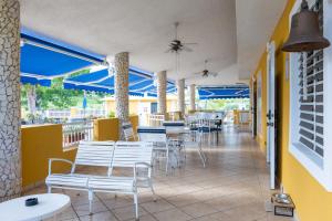 Restaurace v ubytování Casamares Private Room Solario with Pool and Barbecue 5 min to Boqueron and Beaches