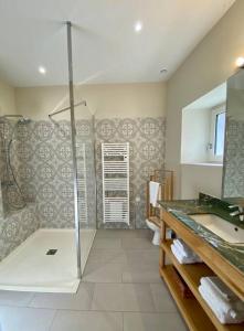 a bathroom with a shower and a sink at Grande villa de vacances avec piscine - 6 chambres in Cesseras