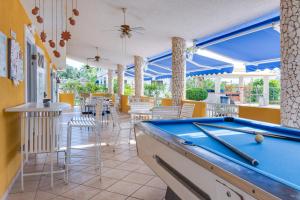 Biliár nebo kulečník v ubytování Casamares Private Room Solario with Pool and Barbecue 5 min to Boqueron and Beaches