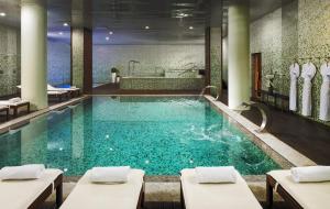 een zwembad met een bad en een badkamer bij H10 Marina Barcelona in Barcelona