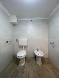 La salle de bains est pourvue de toilettes et d'un lavabo. dans l'établissement Casa Vacanza , Marianna, à Naples