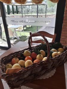 a basket of apples sitting on a table at Agriturismo Lupo Cerrino in Tarquinia