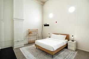 Ліжко або ліжка в номері Historic Downtown Loft with Modern Flare