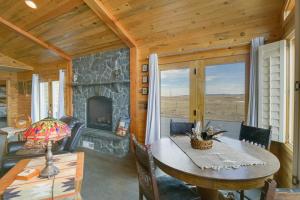 Χώρος καθιστικού στο Jefferson Home with Mountain Views and Horse Pastures