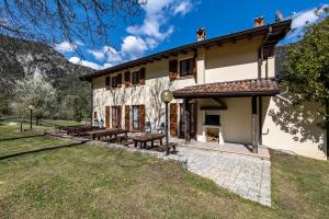 un bâtiment avec des tables de pique-nique devant lui dans l'établissement Agriturismo Val d' Egoi 3, à Tremosine