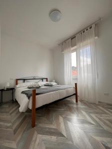 A bed or beds in a room at La Casa Verde Torbole