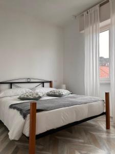 A bed or beds in a room at La Casa Verde Torbole