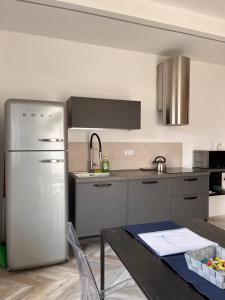 A kitchen or kitchenette at La Casa Verde Torbole