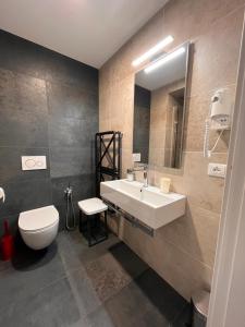 A bathroom at La Casa Verde Torbole