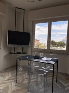 A television and/or entertainment centre at La Casa Verde Torbole