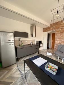 A kitchen or kitchenette at La Casa Verde Torbole