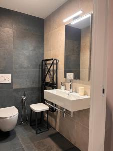A bathroom at La Casa Verde Torbole