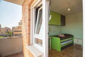 a kitchen with green cabinets and a window at El Campus de Zamora in Zamora