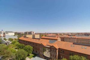 una vista aérea de una ciudad con edificios de ladrillo en El Campus de Zamora, en Zamora