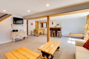 - un salon avec un canapé et une table dans l'établissement Spacious Pocono Lake House Near Skiing and Swimming!, à Pocono Lake