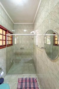 ein Bad mit einer Dusche und einer Glastür in der Unterkunft Casa de campo c piscina e natureza em Mairinque SP in Mairinque