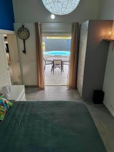 Postel nebo postele na pokoji v ubytování Maison élégante F2 Le Pitaya