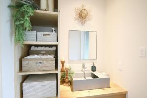 W łazience znajduje się umywalka i lustro. w obiekcie tramonto.blu w mieście Tsushi