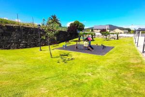 Zdjęcie z galerii obiektu APARTAMENTO PLAYA FOZ CON JARDIN Y PISCINA w mieście Foz