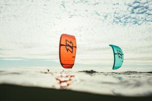 zwei Drachen, die am Strand über den Ozean fliegen in der Unterkunft LunArena Boutique Beach Hotel Yucatan Mexico in El Cuyo