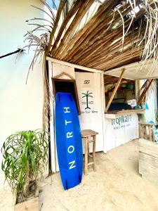 uma prancha de surf azul sentada fora de uma sala em LunArena Boutique Beach Hotel Yucatan Mexico em El Cuyo