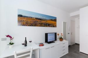 TV a/nebo společenská místnost v ubytování B&B Bianco E Blu