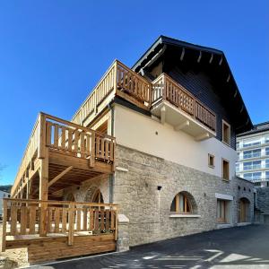 a house with a deck on the side of it at Chalet Snö 1750 in Font Romeu Odeillo Via